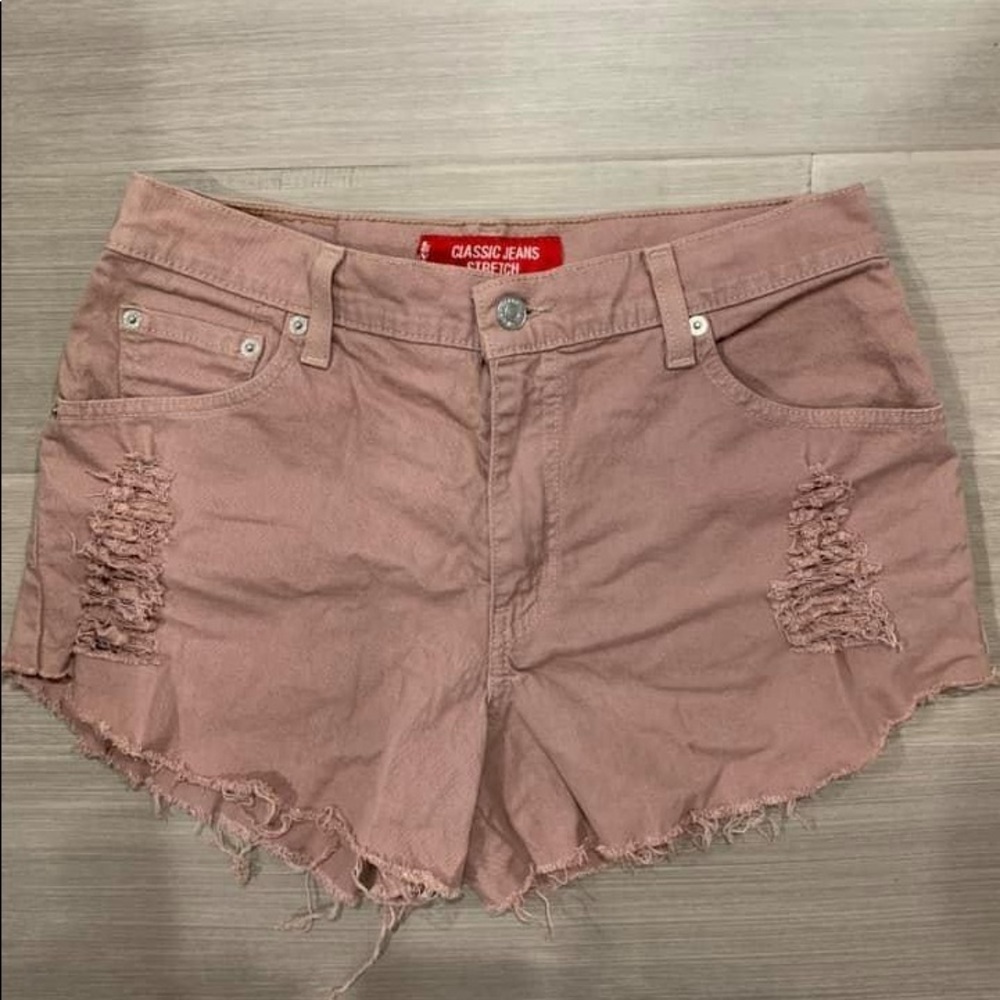 rose-colored levi's shorts